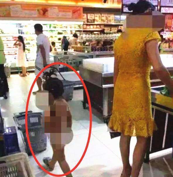 Mẹ dẫn con gái 4 tuổi đi siêu thị nhưng người đi đường không khỏi nhức mắt trước cách mẹ cho con ăn mặc - Ảnh 4.