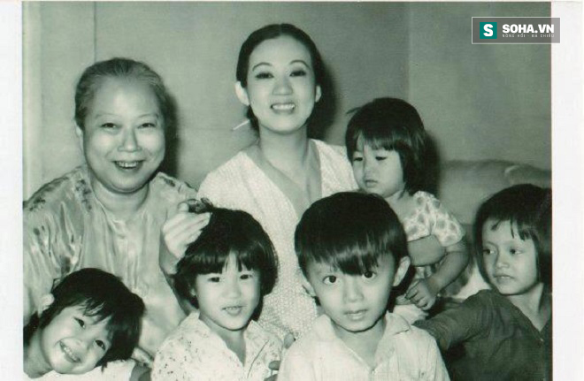 Người phụ nữ quyền lực vuốt mắt cho Thanh Nga trong đám tang là ai? - Ảnh 3. Người phụ nữ quyền lực vuốt mắt cho Thanh Nga trong đám tang là ai? - Ảnh 3.