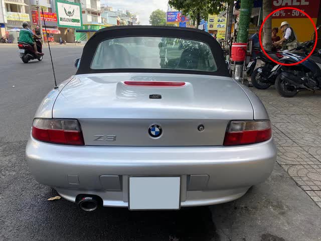  Ông trùm cà phê Đặng Lê Nguyên Vũ mang BMW Z3 siêu hiếm đến một showroom bán siêu xe nổi tiếng TP. HCM gây tò mò  - Ảnh 1.