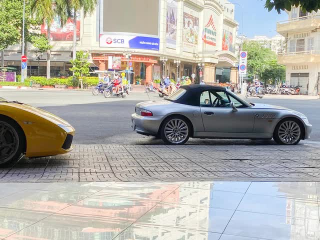  Ông trùm cà phê Đặng Lê Nguyên Vũ mang BMW Z3 siêu hiếm đến một showroom bán siêu xe nổi tiếng TP. HCM gây tò mò  - Ảnh 2.