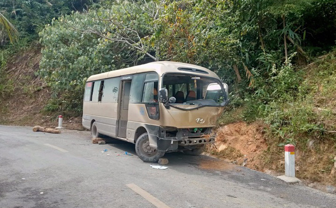 Xe khách chở 30 người về quê ăn Tết đã đâm vào vách núi khiến nhiều người bị thương - Ảnh 1.