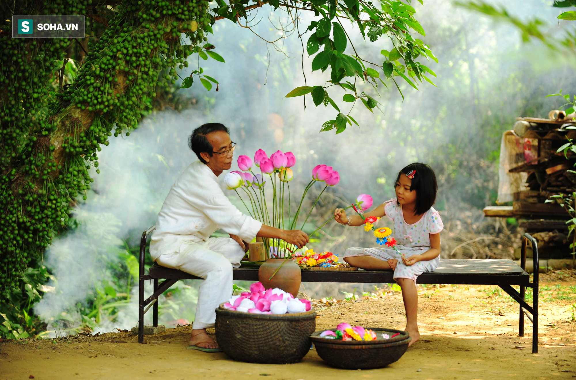 Hoa giấy chơi Tết cả triệu đồng mỗi cây, nghệ nhân làm đêm ngày vẫn không đủ hàng bán - Ảnh 9.