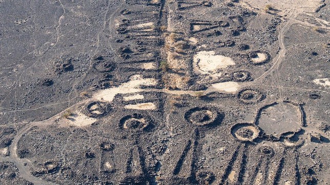 Phát hiện mạng lưới đường cao tốc 4.500 năm tuổi cùng những ngôi mộ cổ - Ảnh 1.