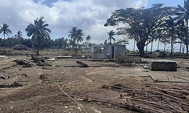  Bị sóng thần cuốn trôi, người cá Tonga sống sót thần kỳ sau 27 giờ lênh đênh trên biển  - Ảnh 1.