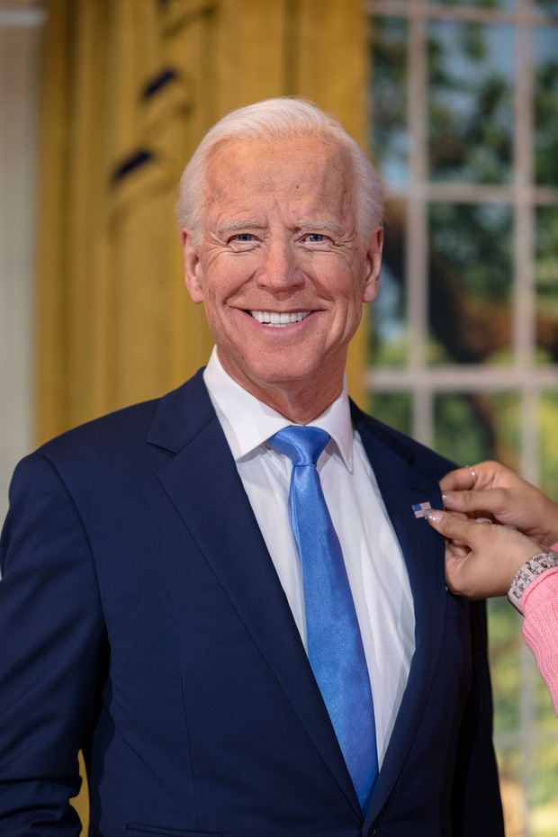 Tượng sáp giống thật 99% của ông Biden và bà Harris làm khách tham quan ngỡ ngàng tưởng Tổng thống xịn - Ảnh 2.