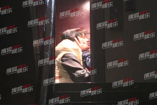 Paparazzi tóm sống nữ diễn viên đình đám ôm hôn bạn trai trong thang máy, netizen phản đối dữ dội - Ảnh 1.