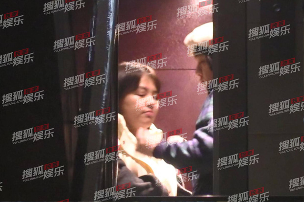 Paparazzi tóm sống nữ diễn viên đình đám ôm hôn bạn trai trong thang máy, netizen phản đối dữ dội - Ảnh 2.