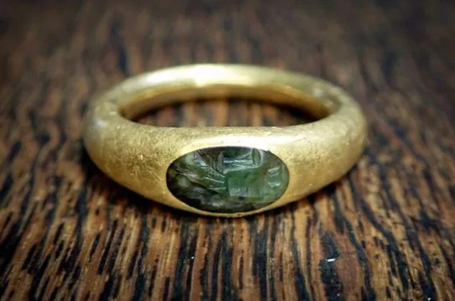 Anh: Phát hiện chiếc nhẫn La Mã 2000 năm tuổi chôn trong vườn nhà - Ảnh 1.