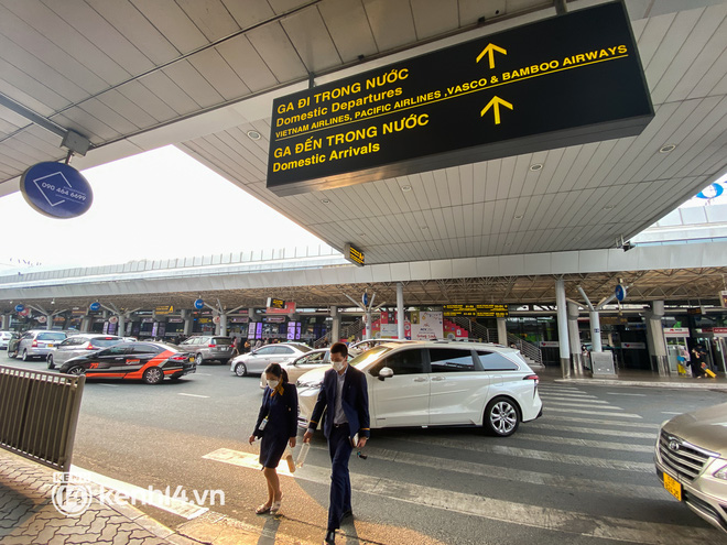 Ảnh, clip: Sân bay Tân Sơn Nhất nhộn nhịp người về quê đón Tết, hành khách rồng rắn xếp hàng dài check in - Ảnh 2.