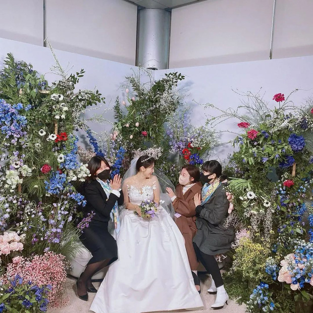  Siêu đám cưới Park Shin Hye: Cô dâu diện váy khủng cùng chú rể thề nguyện trên lễ đường trắng tinh, quân đoàn khách mời dần lộ diện - Ảnh 1.