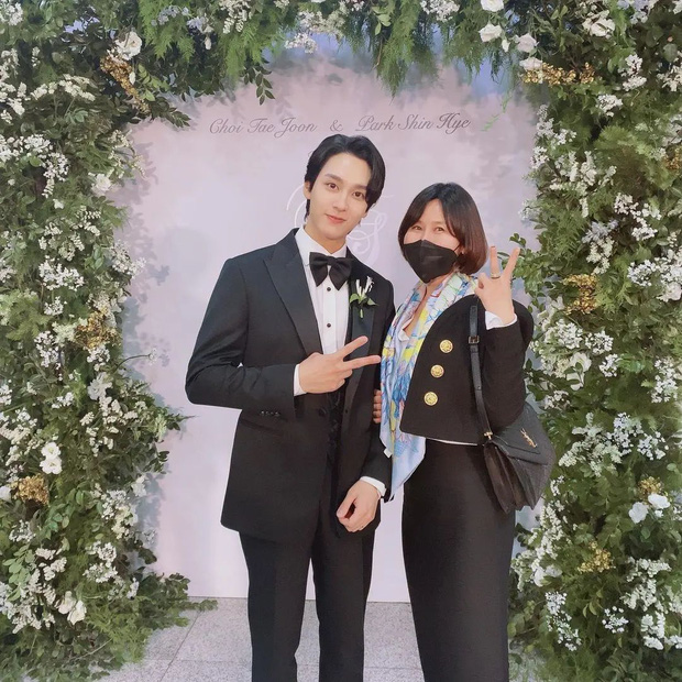  Siêu đám cưới Park Shin Hye: Cô dâu diện váy khủng cùng chú rể thề nguyện trên lễ đường trắng tinh, quân đoàn khách mời dần lộ diện - Ảnh 2.