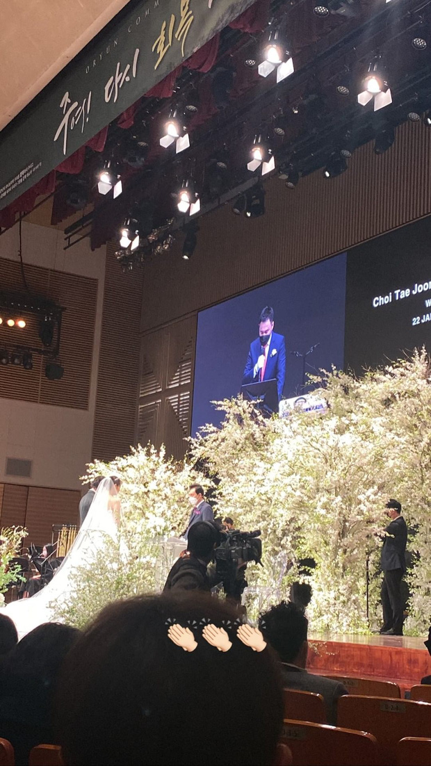  Siêu đám cưới Park Shin Hye: Cô dâu diện váy khủng cùng chú rể thề nguyện trên lễ đường trắng tinh, quân đoàn khách mời dần lộ diện - Ảnh 3.