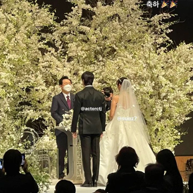  Siêu đám cưới Park Shin Hye: Cô dâu diện váy khủng cùng chú rể thề nguyện trên lễ đường trắng tinh, quân đoàn khách mời dần lộ diện - Ảnh 4.