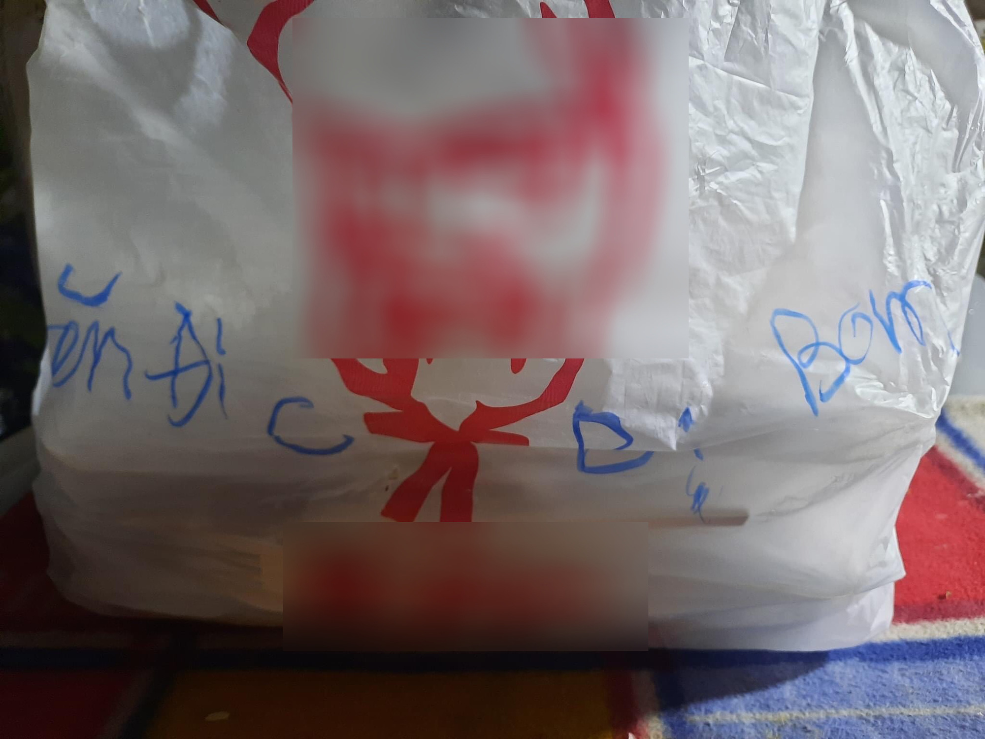 Đêm muộn, con gái bật khóc khi thấy phần gà kèm dòng chữ bố để lại: Con ăn đi, bị bom - Ảnh 2. Đêm muộn, con gái bật khóc khi thấy phần gà kèm dòng chữ bố để lại: Con ăn đi, bị bom - Ảnh 2.