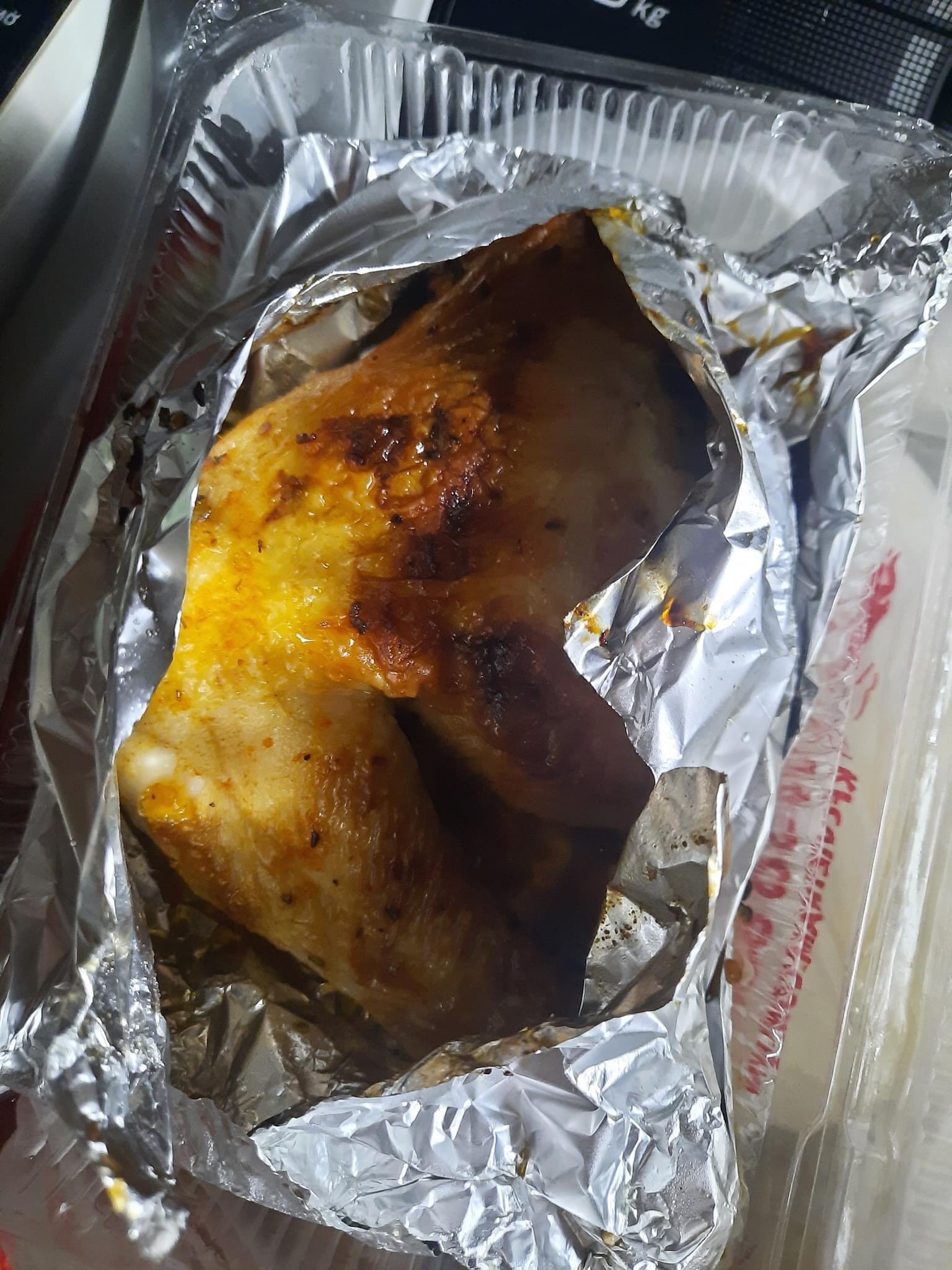 Đêm muộn, con gái bật khóc khi thấy phần gà kèm dòng chữ bố để lại: Con ăn đi, bị bom - Ảnh 3. Đêm muộn, con gái bật khóc khi thấy phần gà kèm dòng chữ bố để lại: Con ăn đi, bị bom - Ảnh 3.