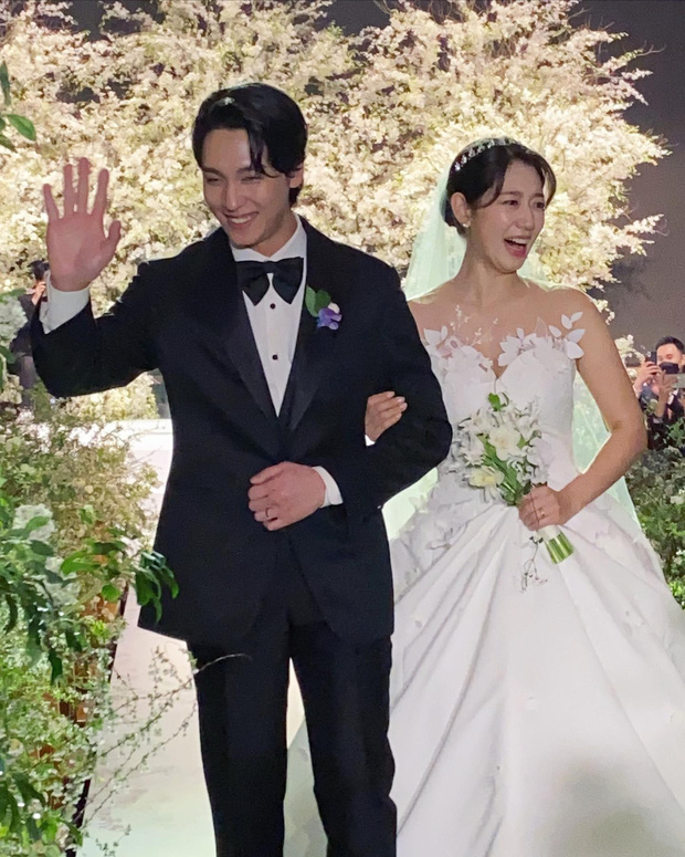 Park Shin Hye cưới tài tử kém tuổi Choi Tae Joon, nhưng netizen bỗng gọi tên bà xã Jang Dong Gun vì điều này - Ảnh 1.