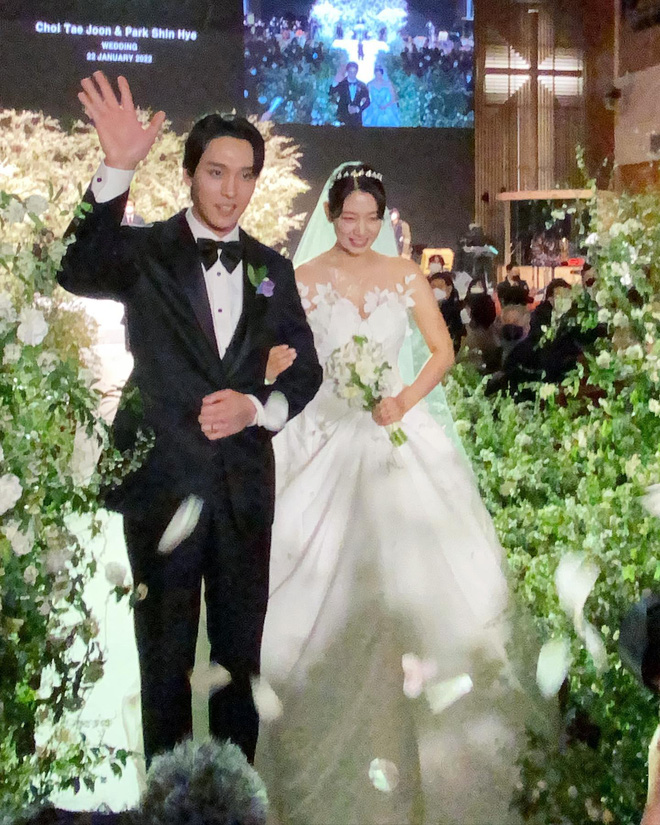 Park Shin Hye cưới tài tử kém tuổi Choi Tae Joon, nhưng netizen bỗng gọi tên bà xã Jang Dong Gun vì điều này - Ảnh 3.