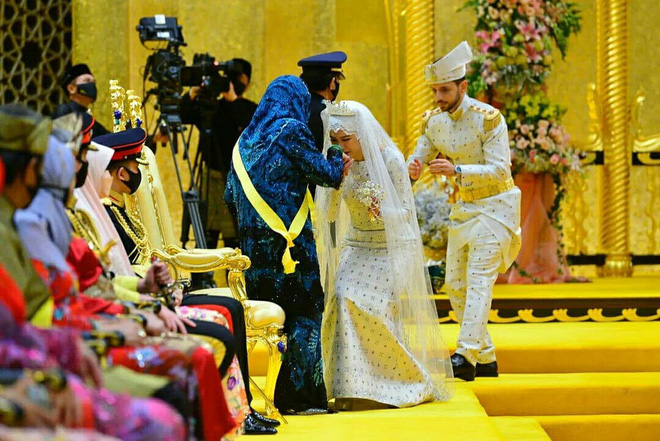 Siêu đám cưới 10 ngày, phủ đầy vàng và kim cương của công chúa hoàng gia giàu nhất thế giới - Ảnh 11.