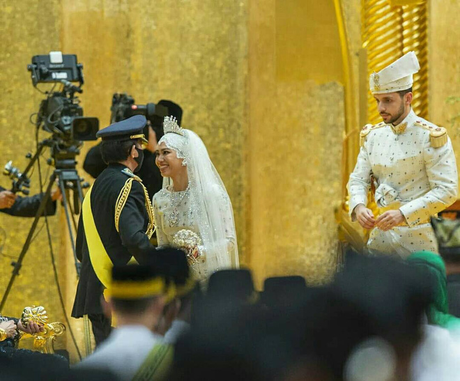Siêu đám cưới 10 ngày, phủ đầy vàng và kim cương của công chúa hoàng gia giàu nhất thế giới - Ảnh 10.