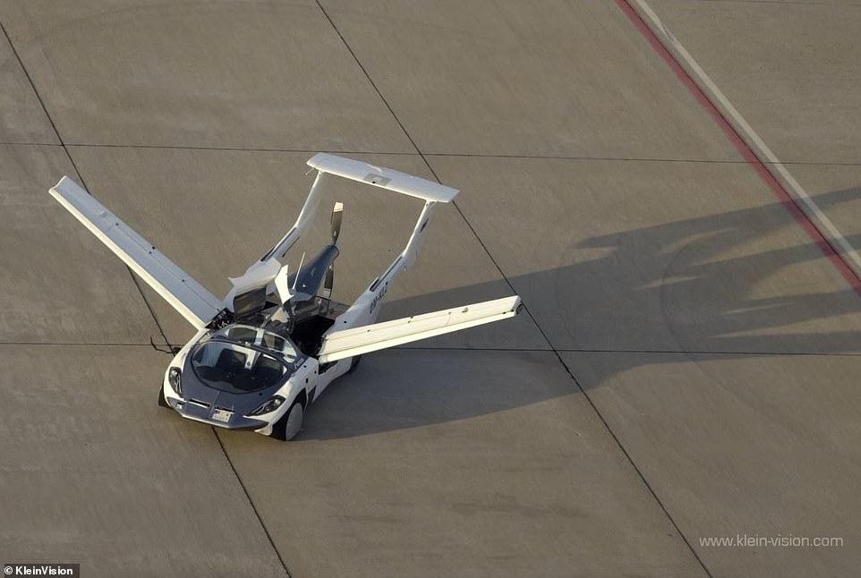 Ô tô bay không còn là truyện viễn tưởng: Chiếc AirCar này có thể cất cánh trong 3 phút - Ảnh 6.