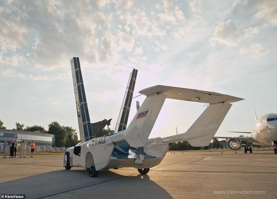 Ô tô bay không còn là truyện viễn tưởng: Chiếc AirCar này có thể cất cánh trong 3 phút - Ảnh 7.