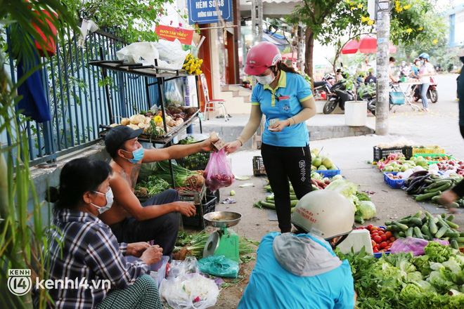  Gặp lại anh Minh xăm trổ với content cưng xỉu chiều ngồi bán rau, tối đứng bán hoa: Mua nhanh chốt lẹ, 29 Tết tăng giá gấp đôi! - Ảnh 3.