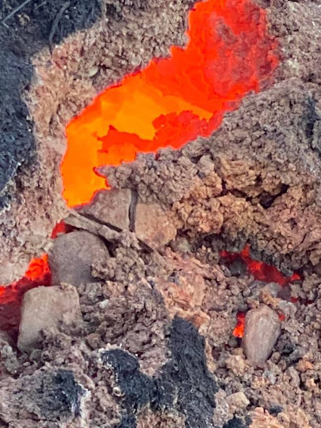 Tảng đá phát sáng đỏ rực giống hệt dung nham núi lửa phun trào - Ảnh 3.