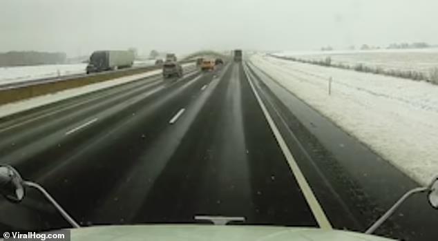 “Vòi rồng băng tuyết” bất ngờ xuất hiện trên cao tốc, gây tai nạn liên hoàn, 40 xe hư hỏng - Ảnh 3.