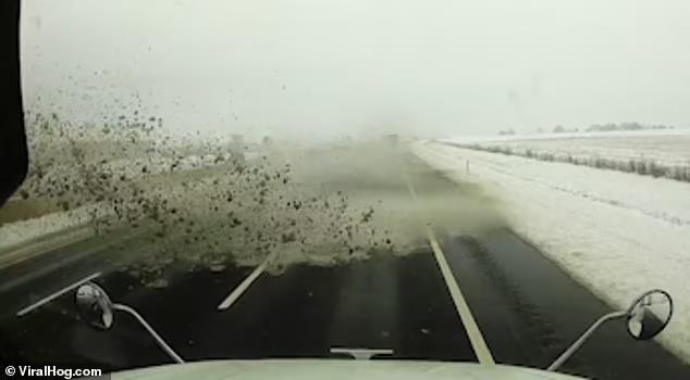 “Vòi rồng băng tuyết” bất ngờ xuất hiện trên cao tốc, gây tai nạn liên hoàn, 40 xe hư hỏng - Ảnh 5.