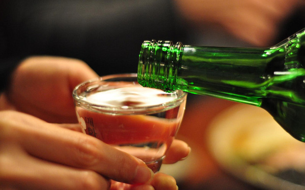 Vì sao uống rượu bia tăng nguy cơ ung thư: Chuyên gia chỉ ra cơ chế, ảnh hưởng cực gắt - Ảnh 1.
