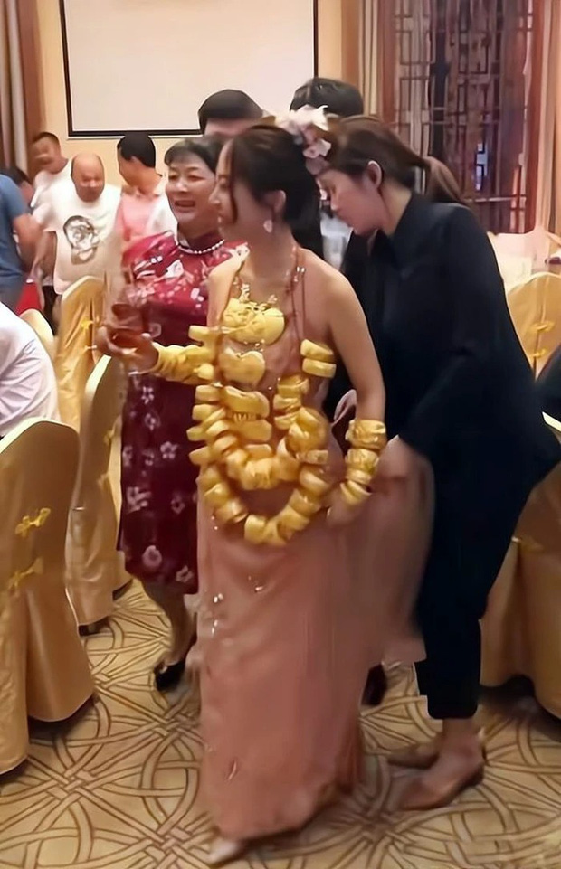 Cô dâu đeo 42 cây vàng hồi môn trong lễ cưới khiến cả nhà phải chạy ra đỡ vì không thể đứng vững nổi - Ảnh 1.