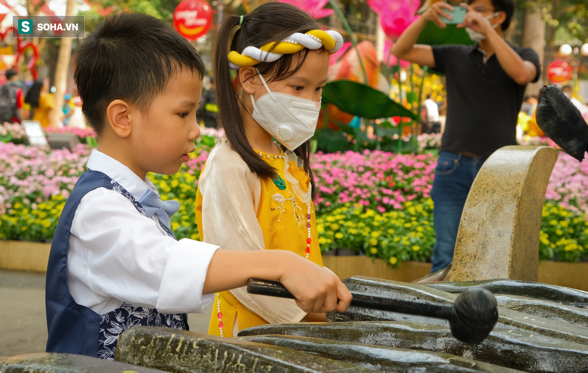 Dòng người háo hức lên đồ chơi Tết ở Hội hoa xuân Tao Đàn, nhiếp ảnh gia kín lịch chụp - Ảnh 10.