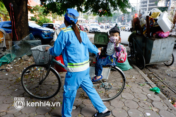 Tết ấm áp của bé trai 2 tuổi theo mẹ đi gom rác ở Hà Nội: Đón giao thừa tại phòng trọ 10m2 rồi lại tiếp tục công việc - Ảnh 2.