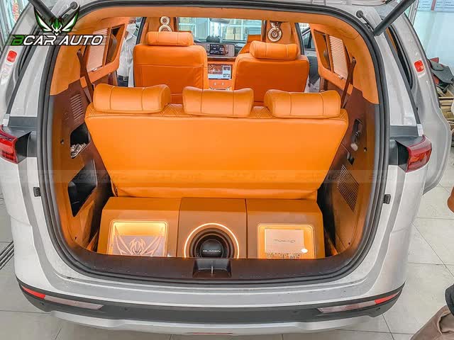 Kia Carnival đầu tiên độ limousine tại Việt Nam: Lát sàn gỗ, có hàng ghế thương gia và giường mini phía sau - Ảnh 10.