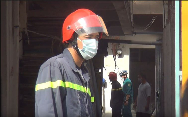 Chủ nhà ngất xỉu khi nhìn dãy nhà trọ của mình bốc cháy dữ dội - Ảnh 1.
