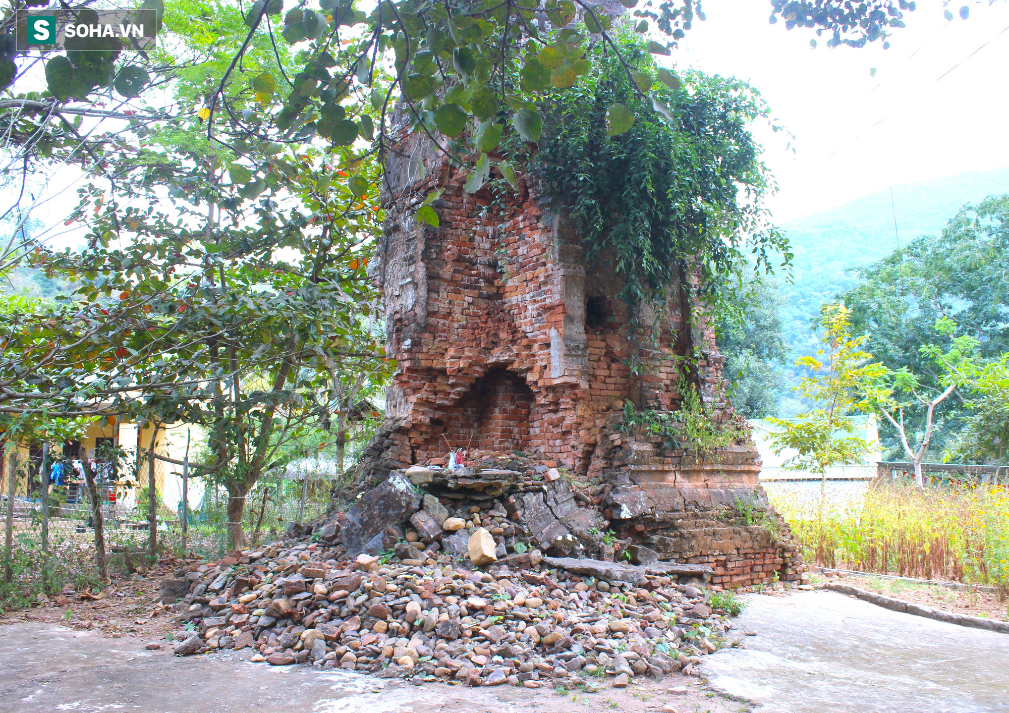 Huyền bí ngọn tháp cổ nghìn năm cao vút với hoa văn lạ mắt giữa núi rừng xứ Nghệ - Ảnh 11.