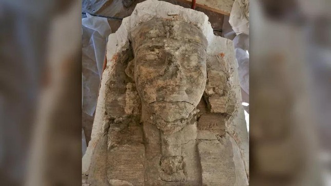 Tìm thấy 2 tượng nhân sư khổng lồ tại ngôi đền Ai Cập cổ đại - Ảnh 1.