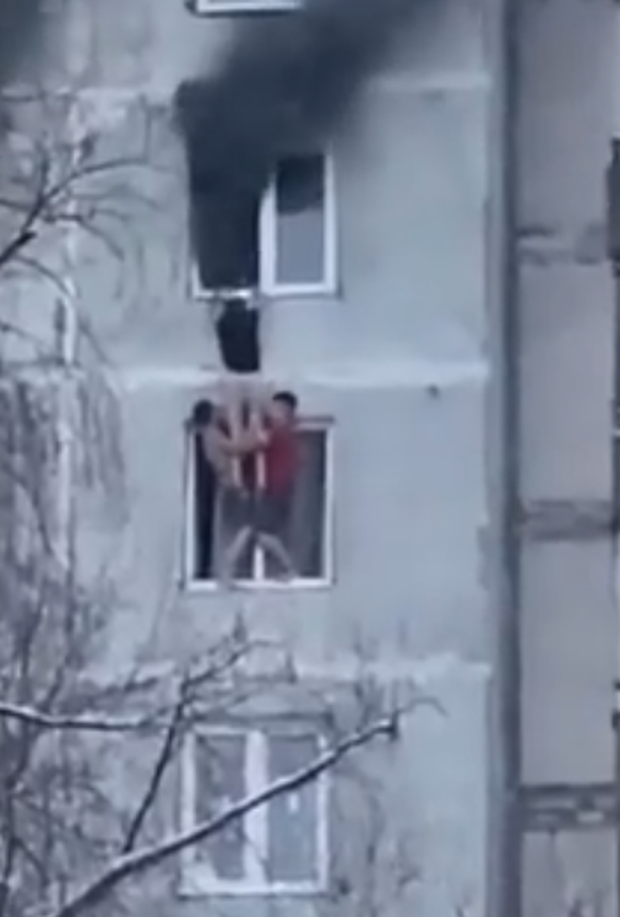 Clip: Hai thanh niên dũng cảm trèo lên tầng 9 tòa nhà đang cháy để giải cứu cô gái kẹt trong biển khói - Ảnh 3.