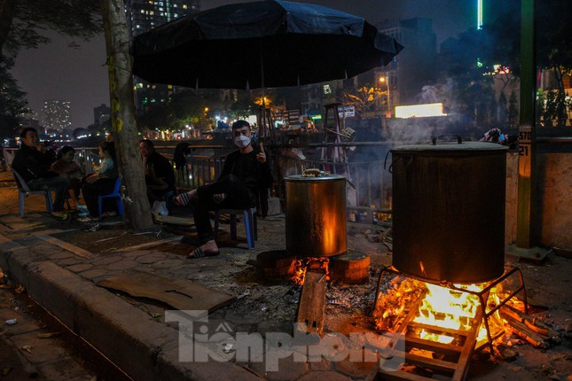  Thức xuyên đêm canh nồi bánh chưng trên vỉa hè Hà Nội  - Ảnh 8.