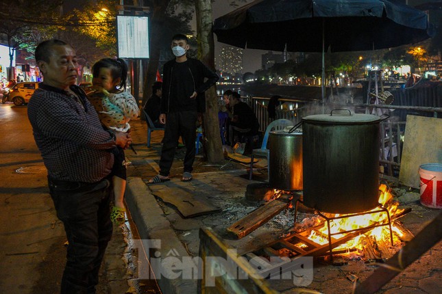  Thức xuyên đêm canh nồi bánh chưng trên vỉa hè Hà Nội  - Ảnh 9.