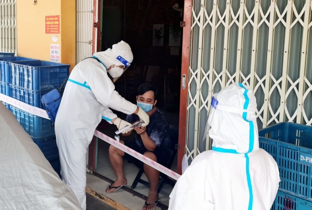 Lỡ thành F0 trong ngày Tết khi đang đi chơi, phải làm gì: Một điều tuyệt đối không nên làm - Ảnh 1.