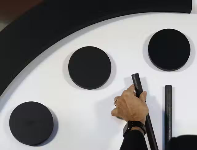 Giống khoảnh khắc giao thừa, nhưng chiếc đồng hồ n&agrave;y lại đang đếm ngược đến Ng&agrave;y tận thế - Ảnh 11.