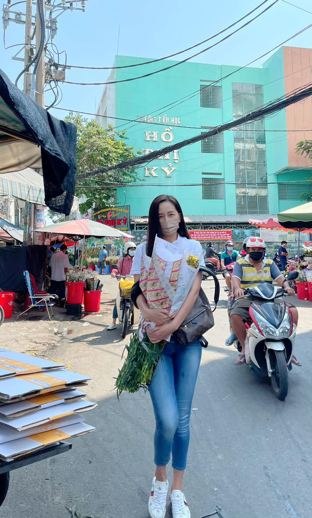  Sao Vbiz rộn ràng chiều cuối năm: Hà Tăng, Đặng Thu Thảo diện áo dài khoe sắc, Mai Phương Thuý xuống phố mua hoa Tết - Ảnh 3.
