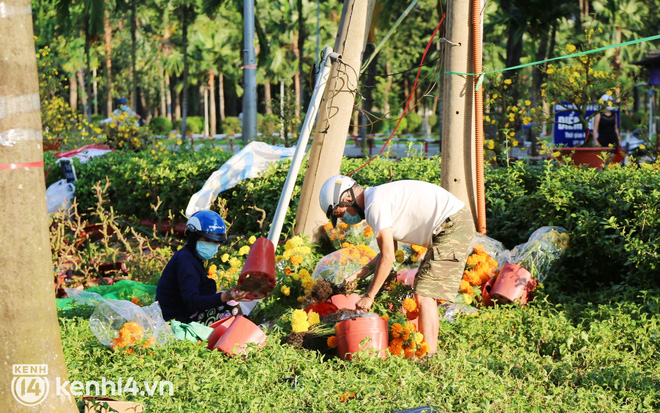 Nhiều người dân tranh thủ đến xin đất, lượm hoa mang về trưa 29 Tết - Ảnh 5.