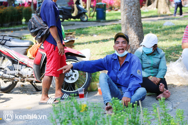 Giờ chỉ còn 20k, 30k/chậu mà có người vẫn trả giá thì chịu, chị không bán, thà lỗ luôn - Ảnh 10.