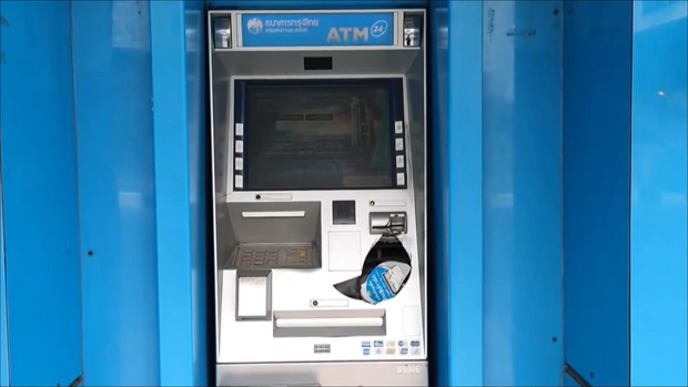 Nữ sinh đấm thủng cây ATM rồi bỏ trốn vì chiếc máy dám nuốt thẻ không chịu nhả ra - Ảnh 2.