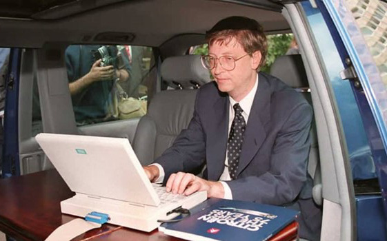  Bill Gates tự tay quay video training nhân viên  - Ảnh 1.