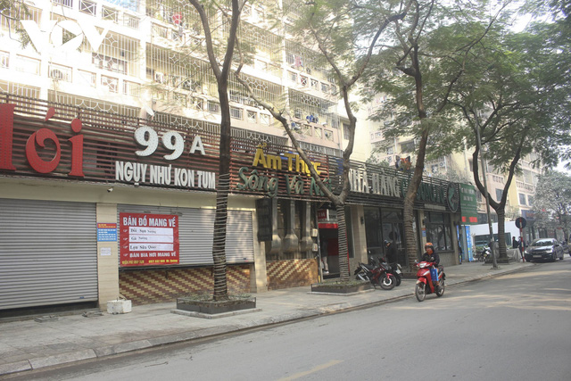  Hàng quán nghỉ Tết sớm, phố xá Hà Nội đìu hiu  - Ảnh 1.