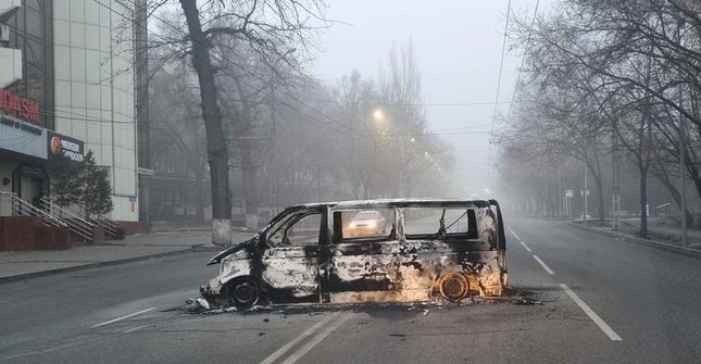 Toàn cảnh làn sóng biểu tình khiến nhiều thành phố Kazakhstan chìm trong khói lửa - Ảnh 15.