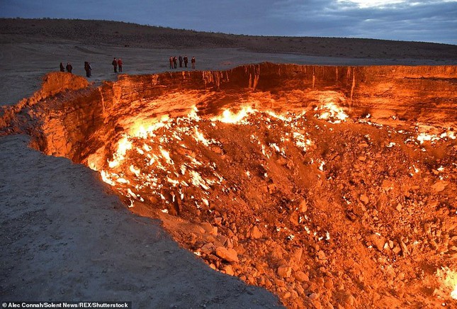  Tổng thống Turkmenistan yêu cầu đóng Cổng địa ngục đã bốc cháy suốt 50 năm  - Ảnh 2.